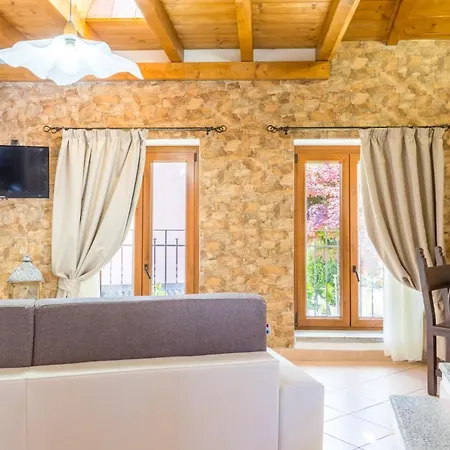 Casa Del Folletto بيت ضيافة ستريزا